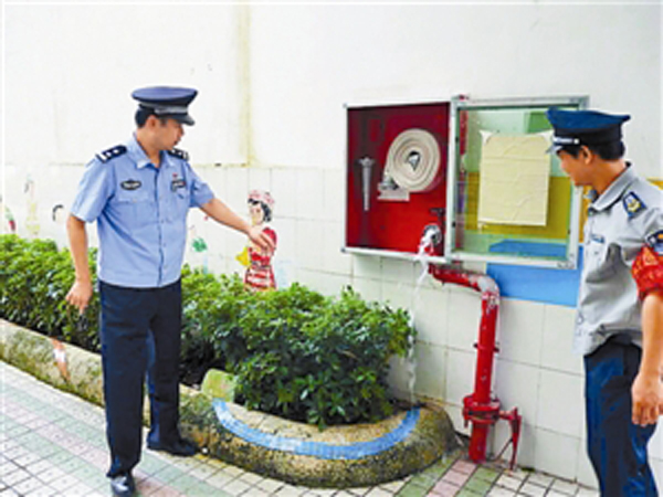 滅火(huǒ)器(qì)裝在家(jiā)門(mén)口